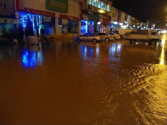 Kahta'da Aşırı Yağış Taşkına Neden Oldu