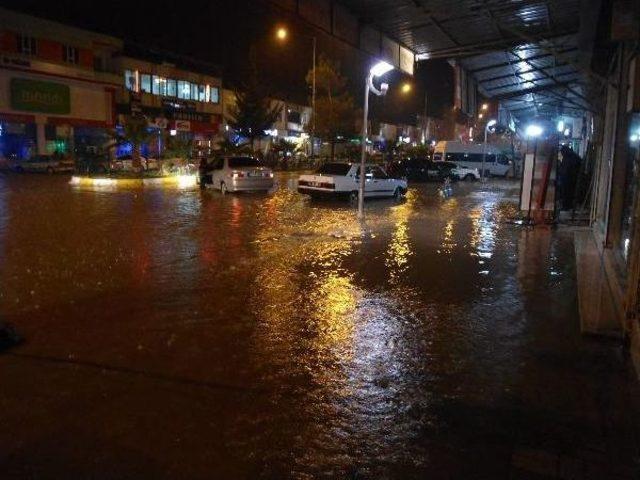 Kahta'da Aşırı Yağış Taşkına Neden Oldu