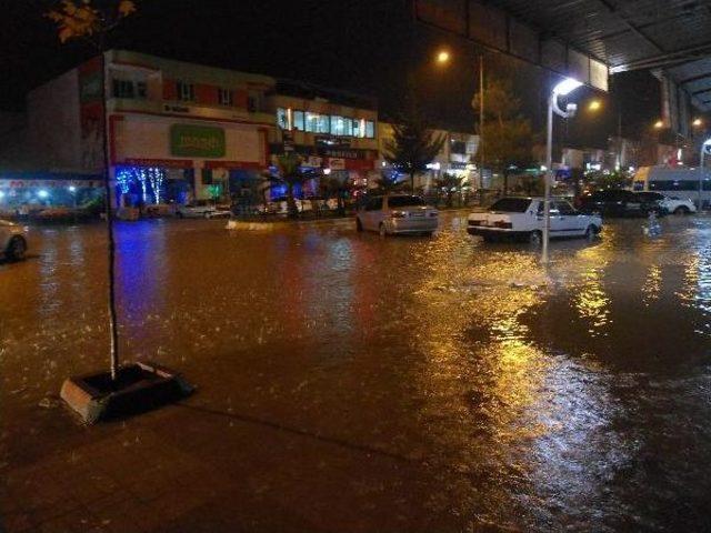 Kahta'da Aşırı Yağış Taşkına Neden Oldu