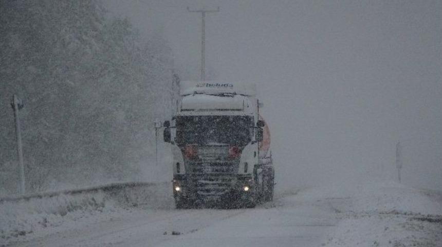 Bolu Dağında Zincirsiz Ara&ccedil; Ge&ccedil;işine İzin Verilmiyor