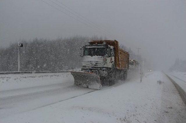 Bolu Dağında Zincirsiz Ara&ccedil; Ge&ccedil;işine İzin Verilmiyor 2
