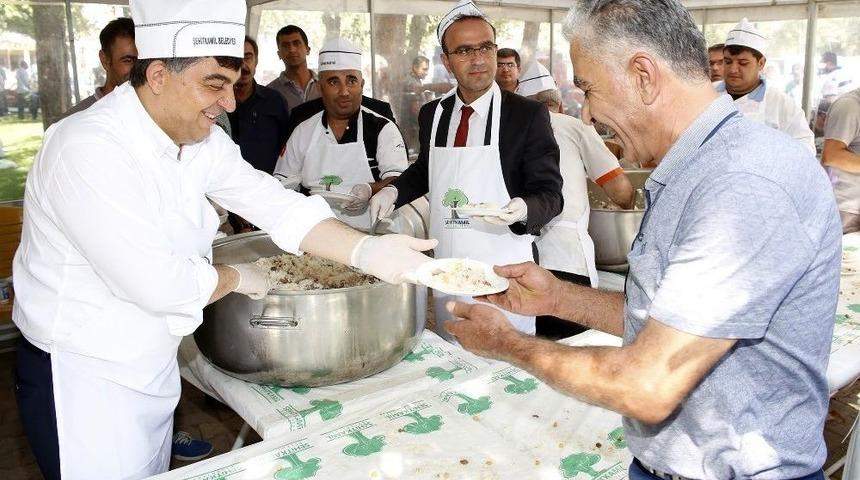 Fadıloğlu, Esnafa Pilav İkram Etti