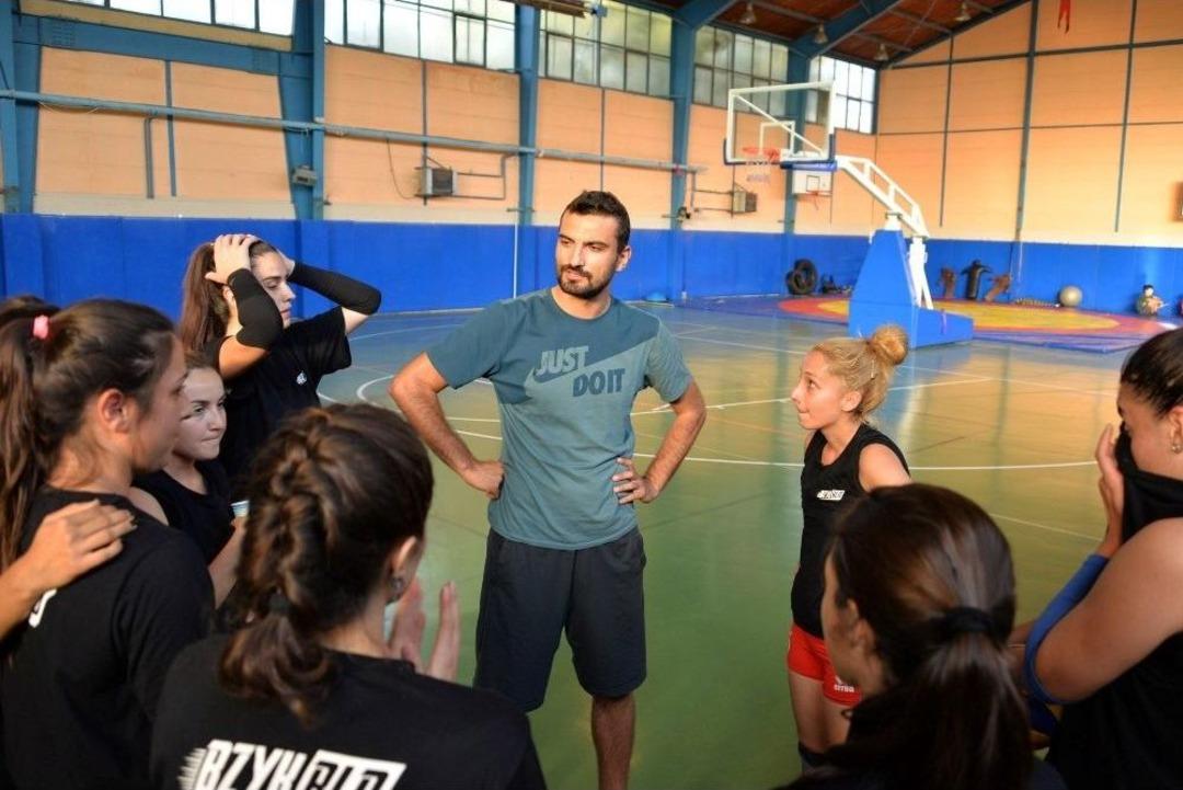 Boz&uuml;y&uuml;k Belediyesi Voleybol Takımı &Ccedil;alışmalarına Devam Ediyor