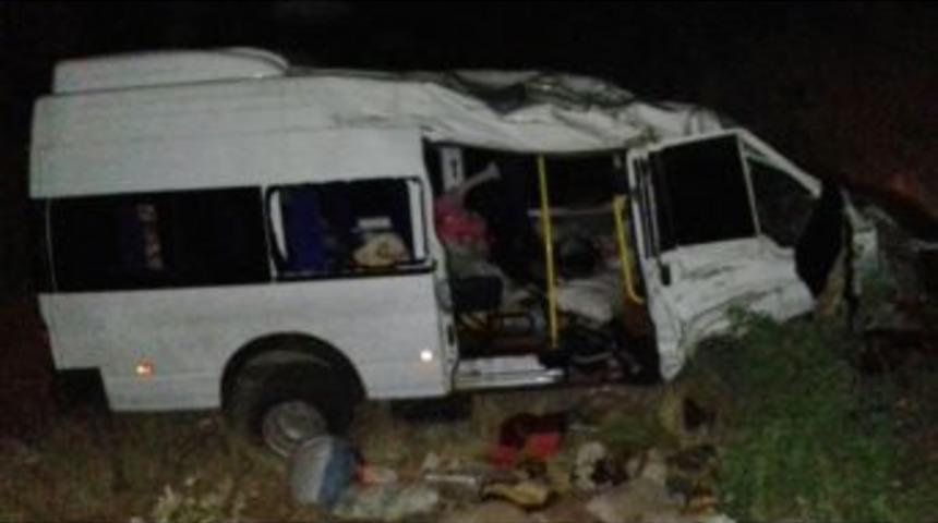 Tarım İş&ccedil;ilerini Taşıyan Minib&uuml;s Yoldan &Ccedil;ıktı: 17 Yaralı