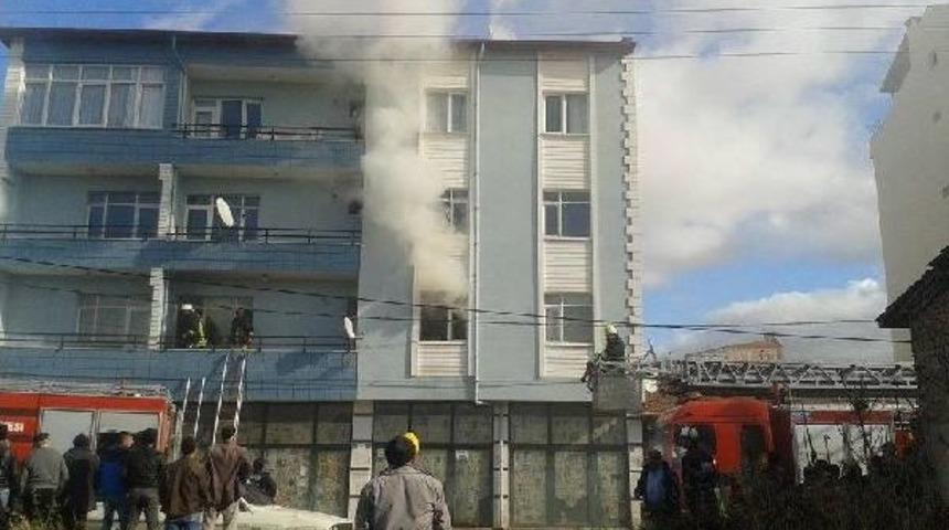 K&Uuml;&Ccedil;&Uuml;K KIZIN &Ccedil;AKMAKLA OYUNU EVİ YAKTI