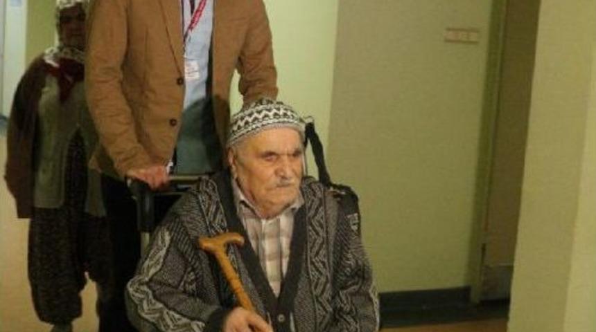 &Uuml;niversitelilerden Yaşlı Hastalara Moral