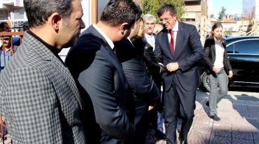 BAKAN ZEYBEKCİ: BİR ZAMANIN ORAK &Ccedil;EKİ&Ccedil;LİLERİ ŞİMDİ MİLLİYET&Ccedil;İLİK TASLIYOR
