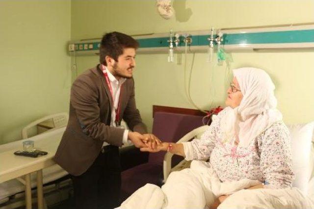 &Uuml;niversitelilerden Yaşlı Hastalara Moral 1
