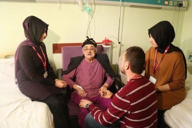 &Uuml;niversitelilerden Yaşlı Hastalara Moral 2