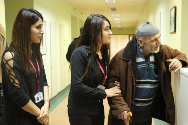&Uuml;niversitelilerden Yaşlı Hastalara Moral 3