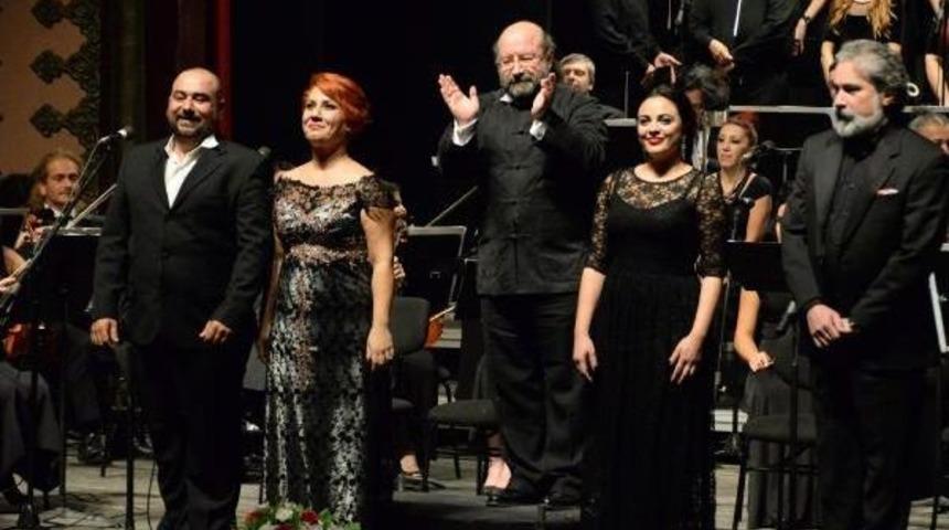 NEŞET ERTAŞ T&Uuml;RK&Uuml;LERİYLE SENFONİK KONSER