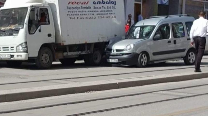 Park Halindeki Kamyonete &Ccedil;arpan S&uuml;r&uuml;c&uuml; Yaralandı