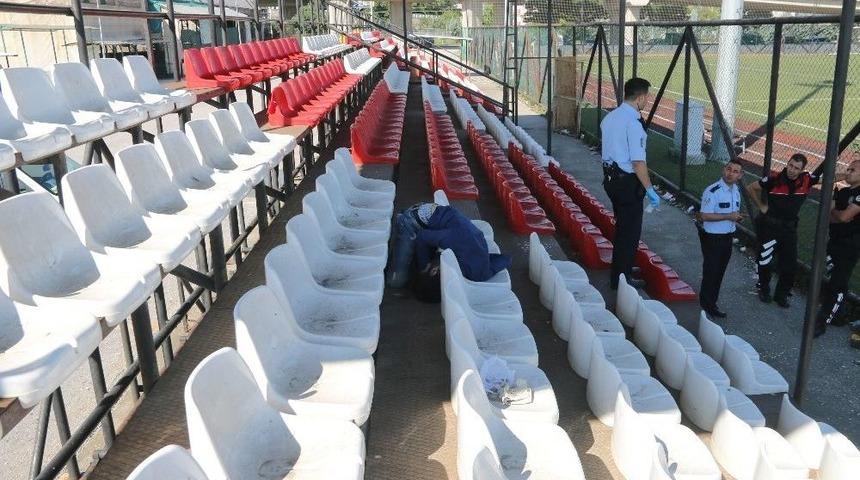 Trib&uuml;nde Uyuşturucu Kullanan Gen&ccedil; D&uuml;ş&uuml;p Boynunu Kırdı