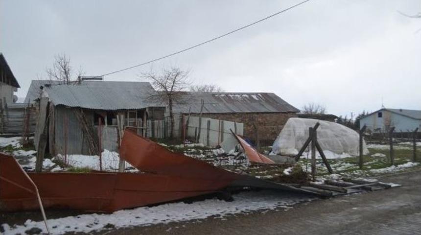 Fırtına K&ouml;y&uuml; Vurdu