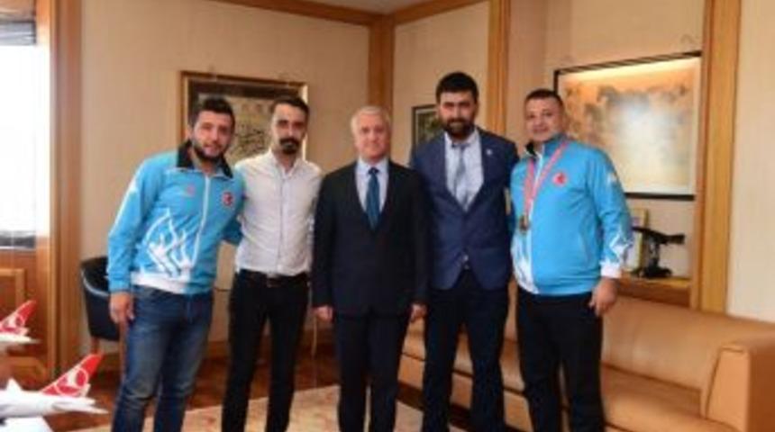 Hentbol Şampiyonlarından Rekt&ouml;r G&uuml;ndoğan&rsquo;a Ziyaret