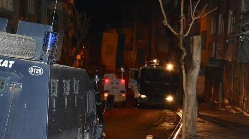 Siirt'te Pkk'lı G&ouml;stericiler, Mobese Kameralarına Saldırdı