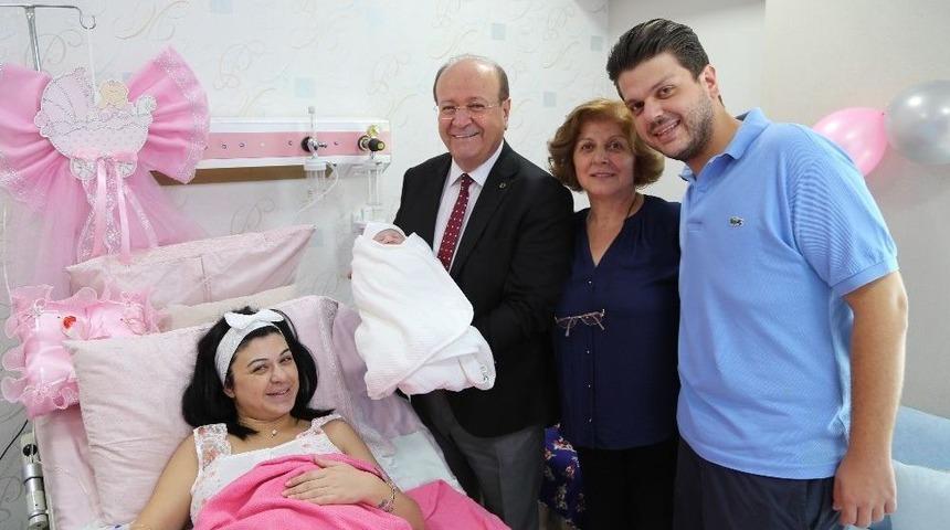 Başkan &Ouml;zakcan&rsquo;a Doğum G&uuml;n&uuml;nde Torun S&uuml;rprizi