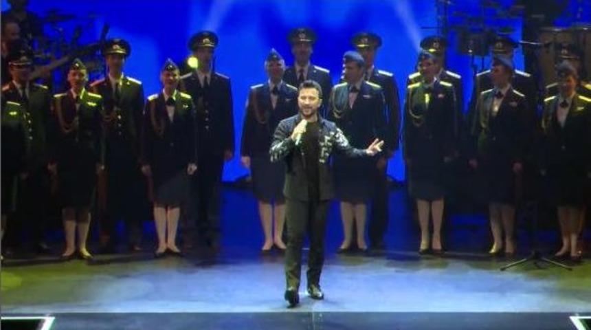 Tarkan Ve Kızıl Ordu Korosu Aynı Sahnede