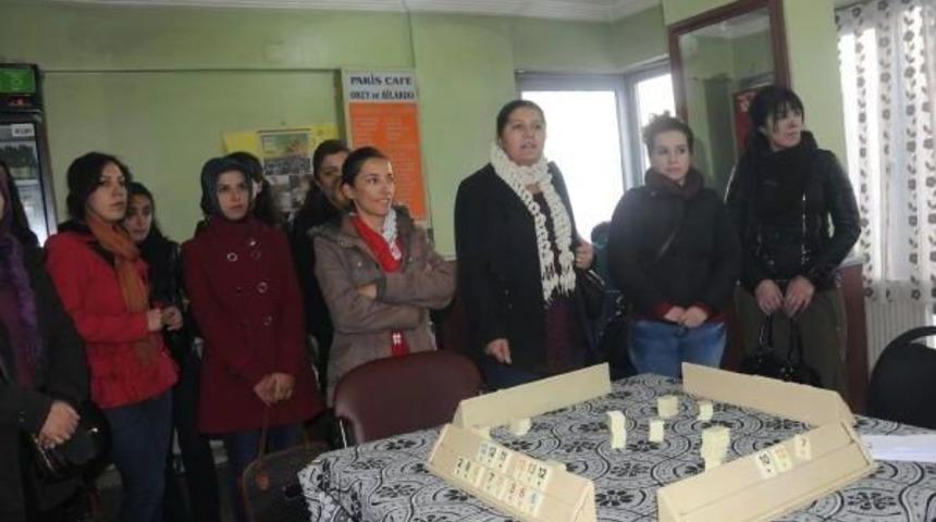 KADINLAR, KENDİLERİNİ DİNLEMEYEN ERKEKLERE TEPKİ G&Ouml;STERDİ