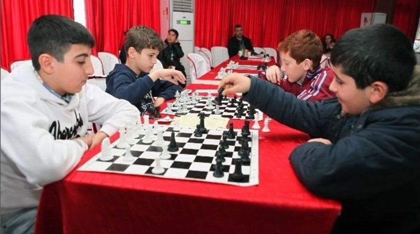 Bayraklı&rsquo;nın Satran&ccedil; Ş&ouml;leni Mutlu Bitti