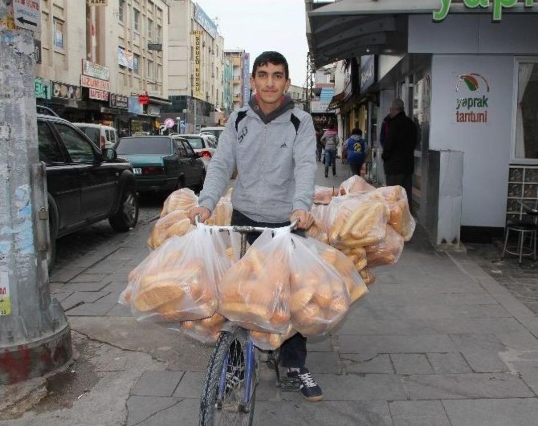 (&ouml;zel Haber) Bisikletle G&uuml;nde 2 Bin 400 Ekmek Dağıtıyor