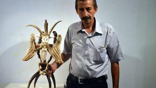 Geyik Boynuzundan Hayalindeki Eserleri Yapıyor