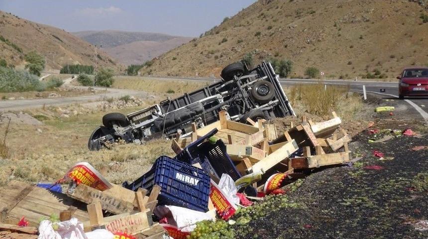 Sebze Y&uuml;kl&uuml; Kamyonet Şarampole Yuvarlandı: 2 Yaralı