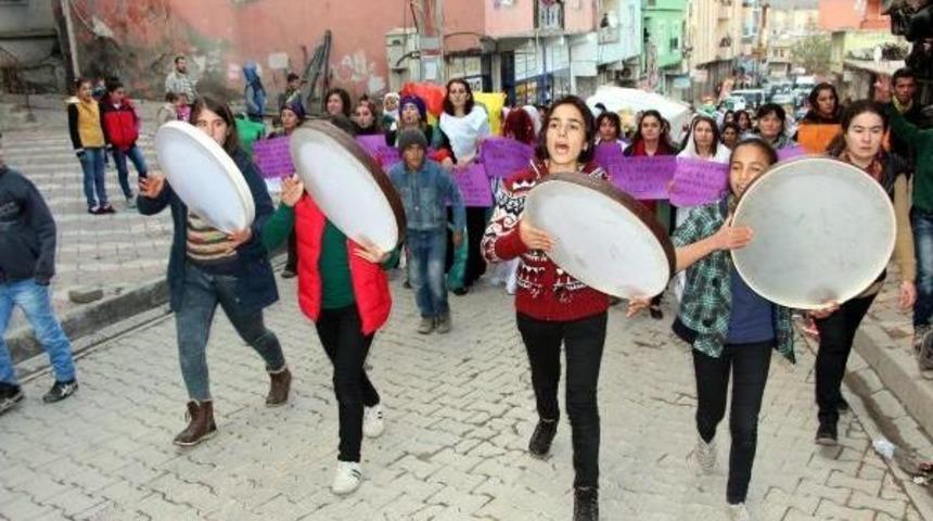 ŞIRNAK'TA KADINLARDAN TEFLİ- D&Uuml;D&Uuml;KL&Uuml; Y&Uuml;R&Uuml;Y&Uuml;Ş