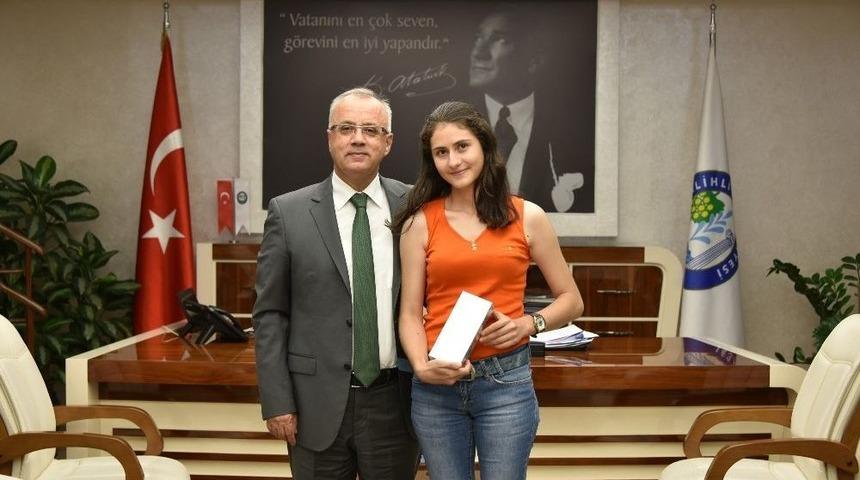 Salihli Fak&uuml;ltesinin İlk &Ouml;ğrencisi Başkan Kayda&rsquo;yla Buluştu