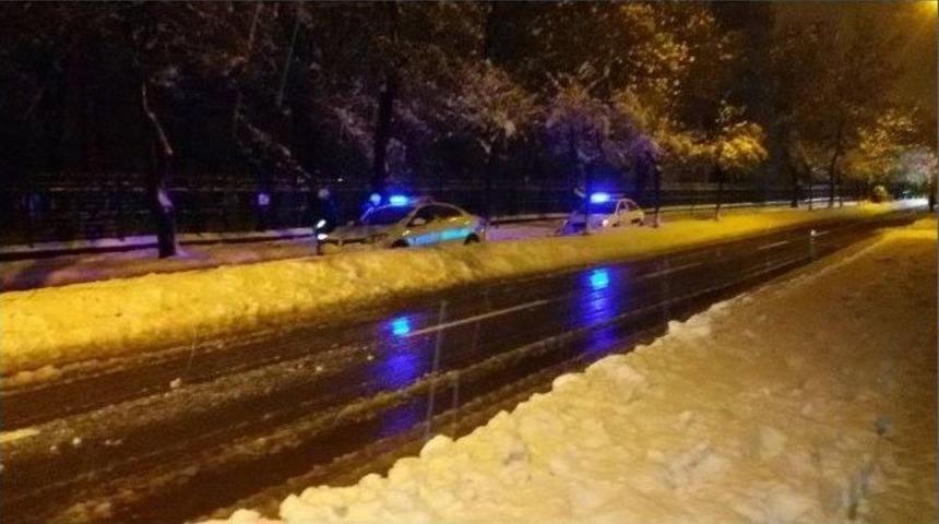 Kar Y&uuml;k&uuml;n&uuml; Kaldıramayan Ağa&ccedil; Devrildi