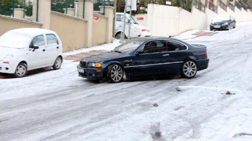 S&uuml;r&uuml;c&uuml;ler Buz Tutan Yolda Zorlandı