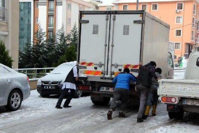 Sürücüler Buz Tutan Yolda Zorlandı