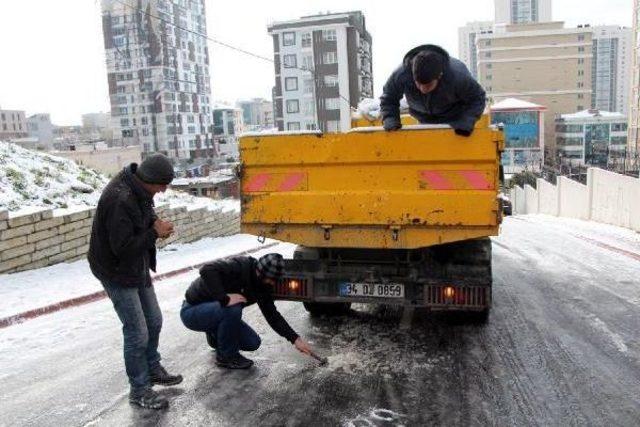 Sürücüler Buz Tutan Yolda Zorlandı