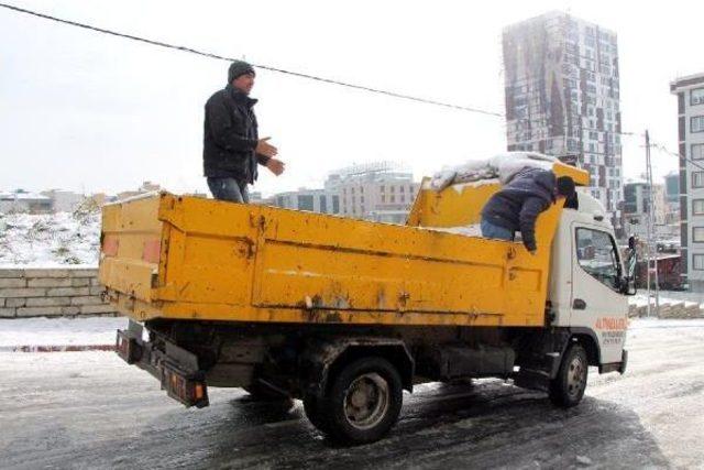 Sürücüler Buz Tutan Yolda Zorlandı