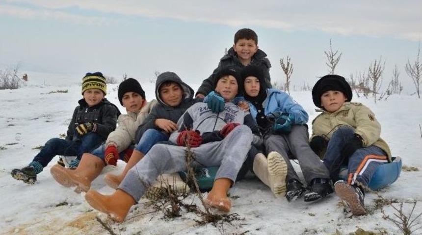 &Ccedil;ocukların Kızak Eğlencesi