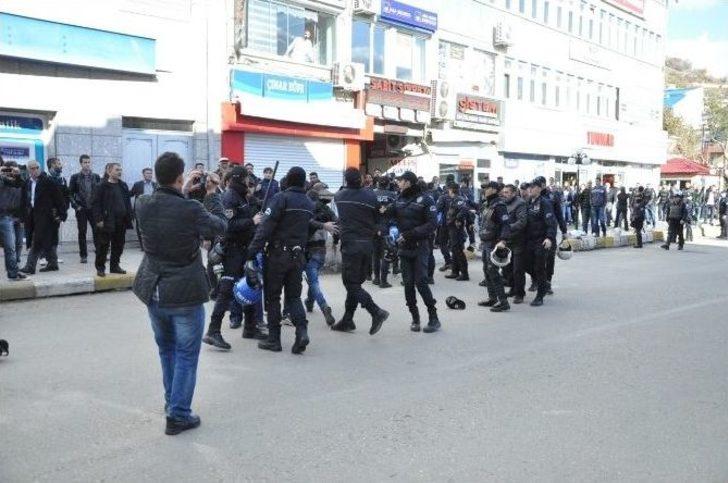 Davutoğlu’nu Protesto Eden Gruba Polis Müdahalesi