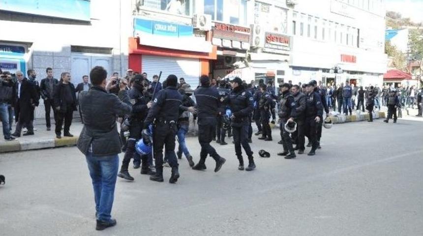 Davutoğlu&rsquo;nu Protesto Eden Gruba Polis M&uuml;dahalesi