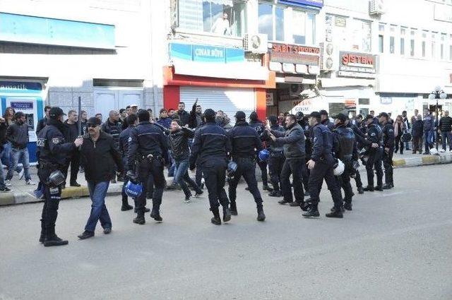Davutoğlu’nu Protesto Eden Gruba Polis Müdahalesi