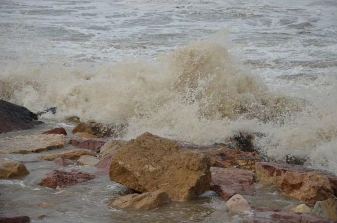 Dev Dalgalar Tedirgin Ediyor