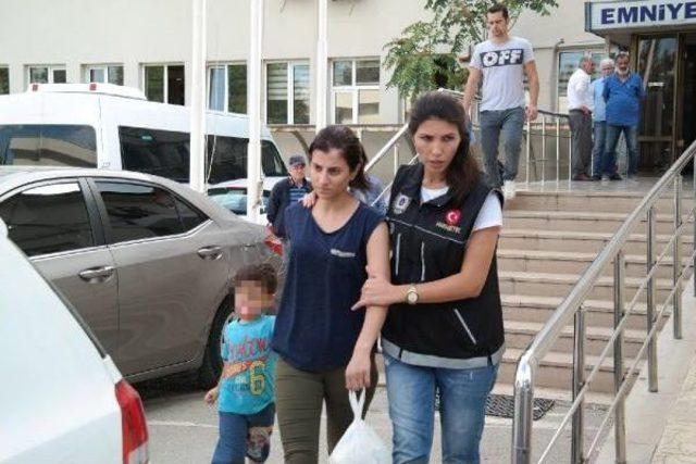 3 Kilo Esrarla Yakalandı Adliyeye Çocuğuyla Götürüldü