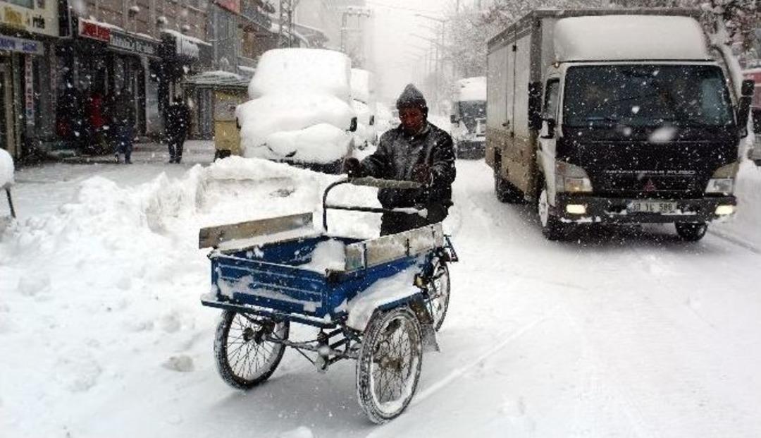 Kar Yağışı Hayatı Fel&ccedil; Etti