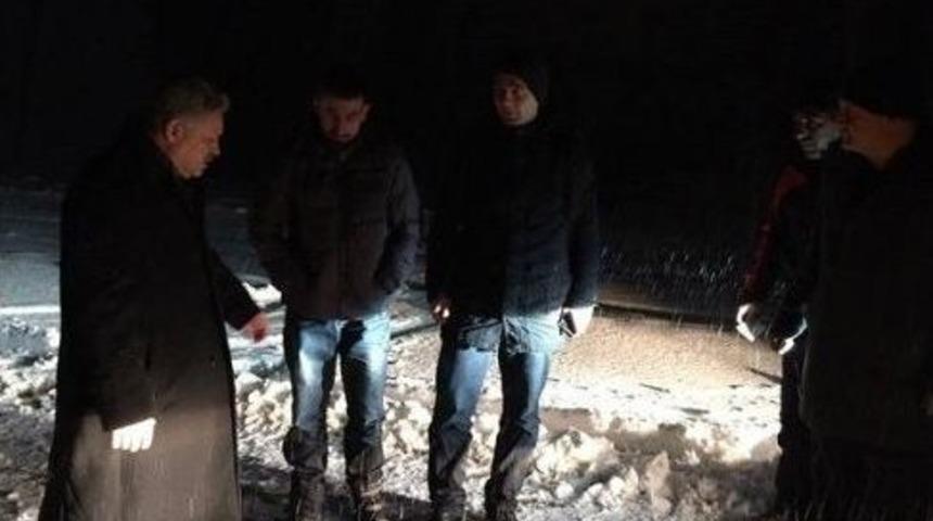 Vali Kahraman Yolda Mahsur Kalanları Kurtardı