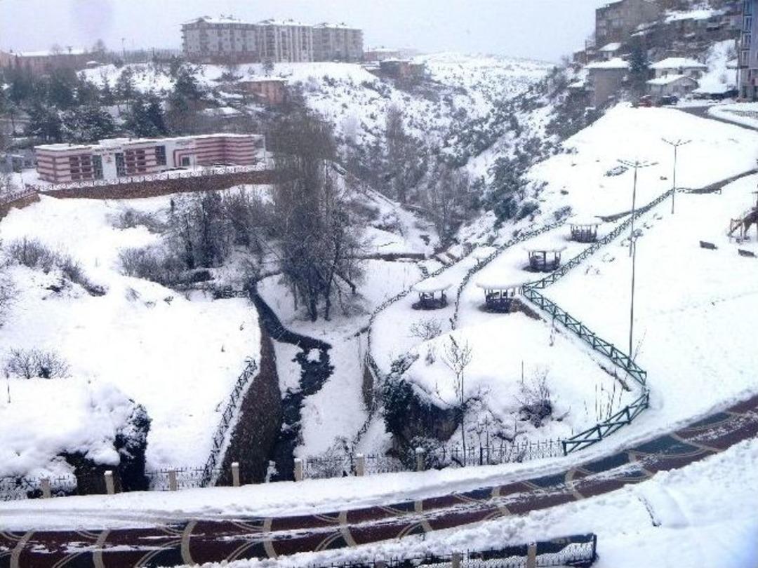 Bilecik&rsquo;te Dondurucu Soğuk Ve Kar Esareti S&uuml;r&uuml;yor