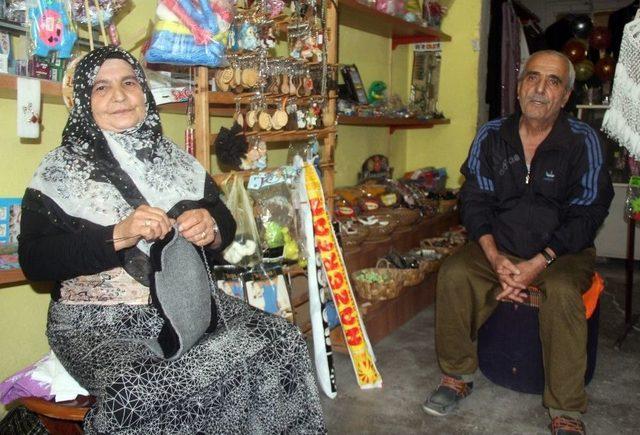 Küçük Dükkanında Kazandığı Parayla Kanser Olan Eşine Bakıyor