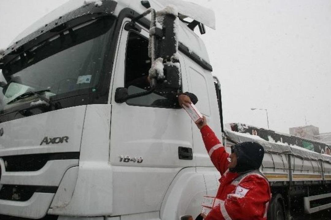 Kızılay&rsquo;dan Yolda Kalanlara Yardım