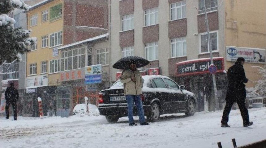 Suşehri&rsquo;nde Kar Yağışı Etkili Oluyor
