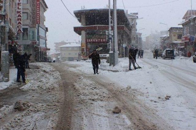 Suşehri’nde Kar Yağışı Etkili Oluyor