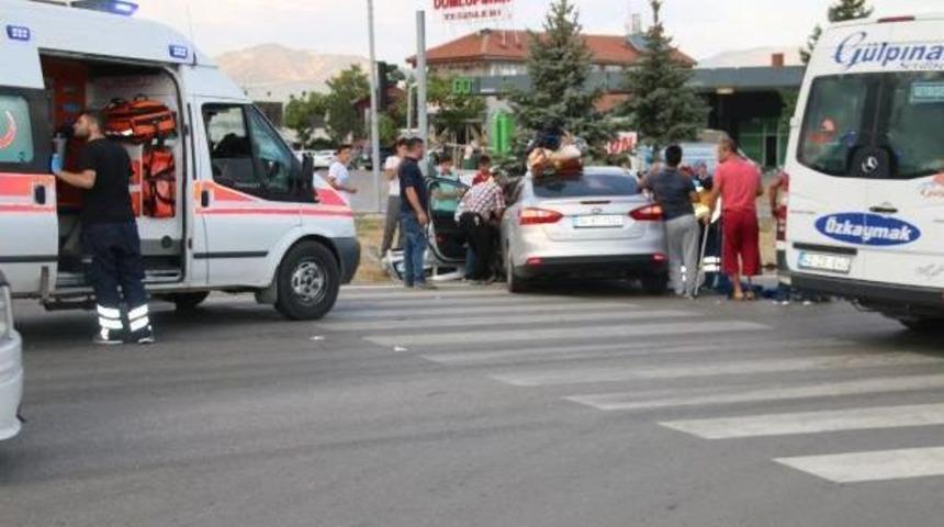 İki Otomobil &Ccedil;arpıştı: 6 Yaralı