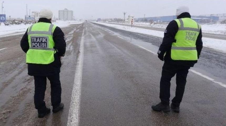 Kar, Aksaray-konya Yolunu Trafiğe Kapadı
