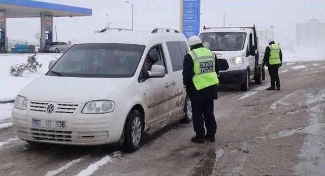 Kar, Aksaray-konya Yolunu Trafiğe Kapadı